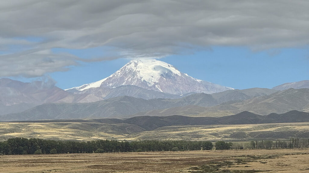 Como-se-ve-desde-el-Motorhome-el-Volcán-Tupungato