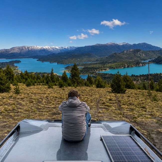 Sentado sobre motorhome en Villa Pehuenia